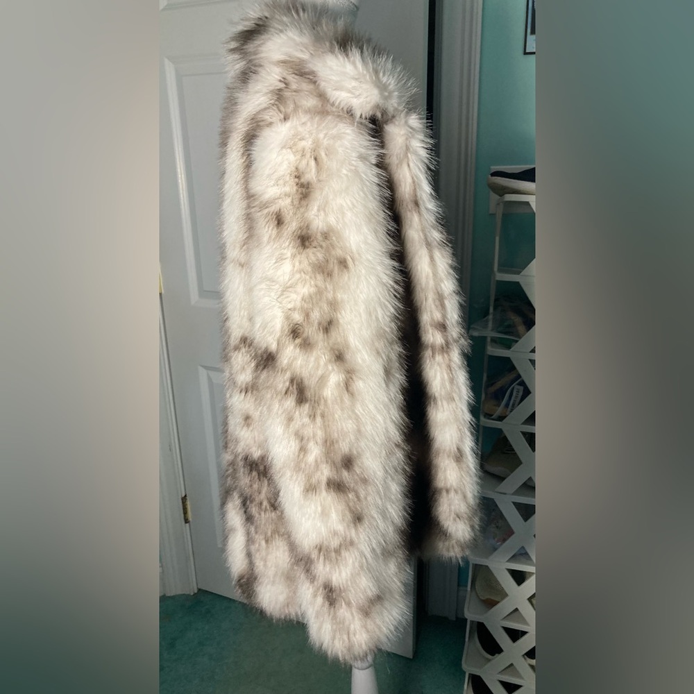 Elegant Faux Fur Coat in Gray and White - Picture 10 of 15